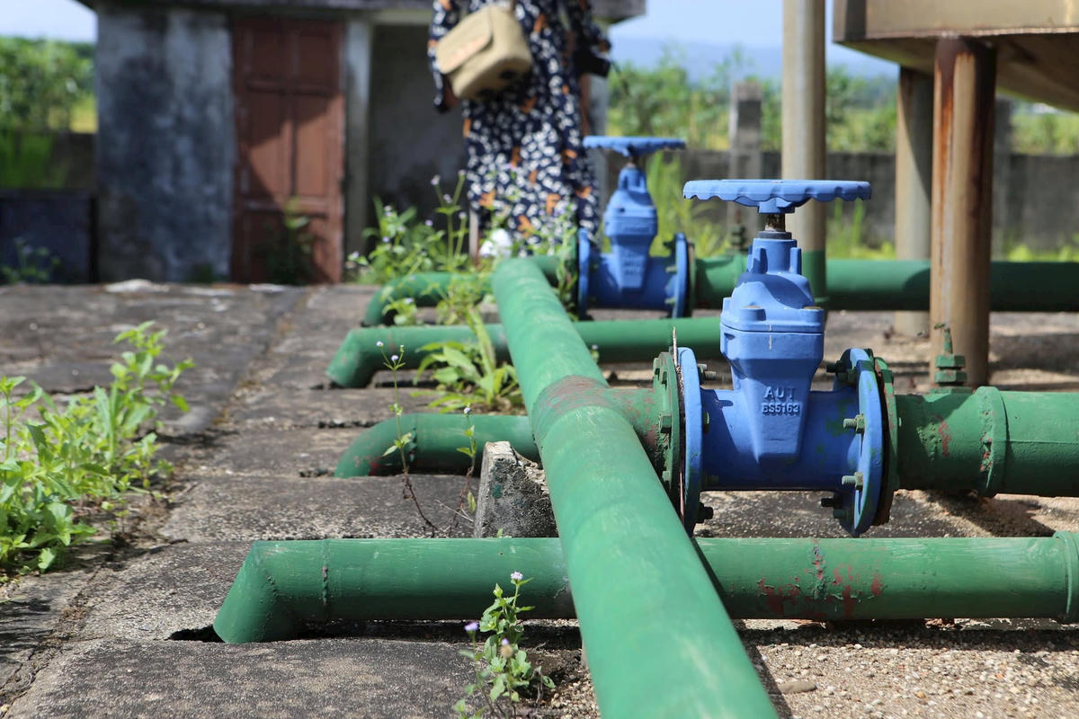 Bên trong Nhà máy nước tập trung ở xã Khánh Vĩnh Yên, hệ thống máy móc “đứng bánh”. Ảnh HN.