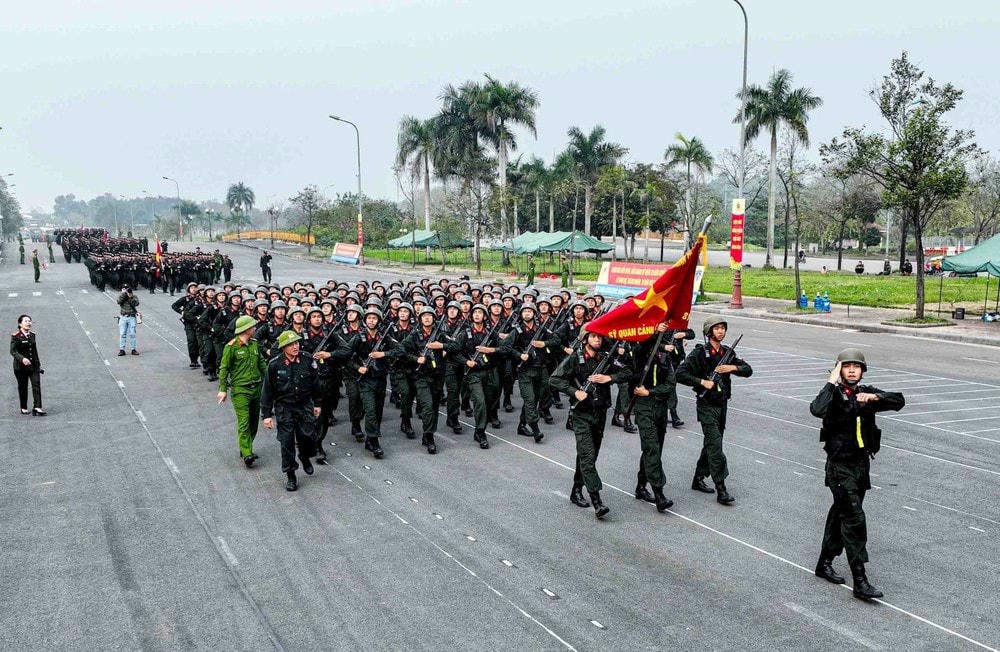 Phần diễu binh của công an có sự tham gia đầy đủ các lực lượng với hơn 1.325 chiến sỹ, chia thành 11 khối, đang tập luyện tại 3 địa điểm. (Ảnh: Phạm Kiên/TTXVN) ttxvn_duyet binh dien bien (12).jpg
