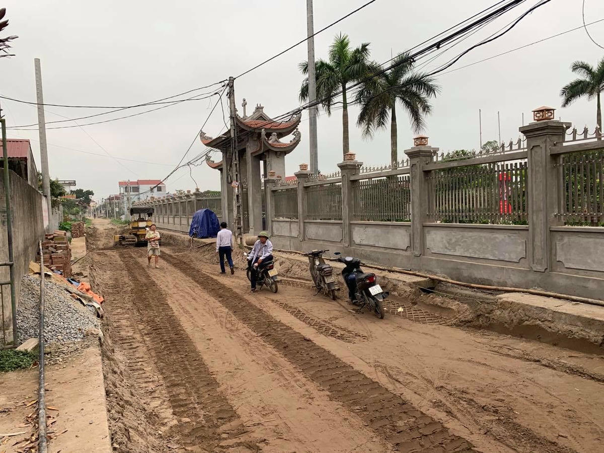 Giáo dân xứ Phú Thứ (xã Tam Thanh, huyện Vụ Bản) hiến đất mở rộng đường giao thông qua địa bàn.