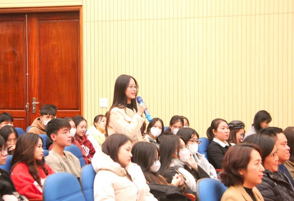 Các em học sinh mạnh dạn bày tỏ quan điểm.