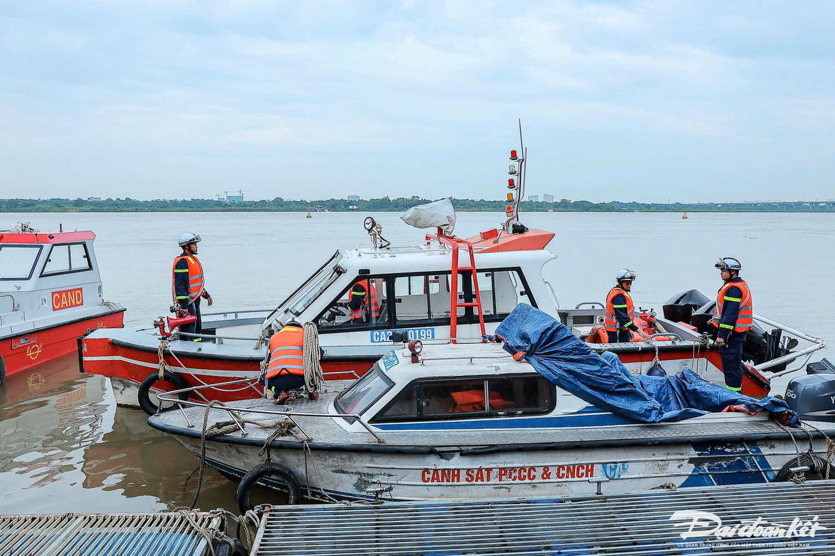 Trước đó, UBND phường Hồng Hà (Hà Nội) cùng lực lượng cứu hộ đã kiểm tra; chủ động kích hoạt phương án phòng, chống thiên tai, phân công lực lượng trực 24/24, tăng cường kiểm tra tại các điểm xung yếu để không bị động trước tình huống bão đổ bộ.