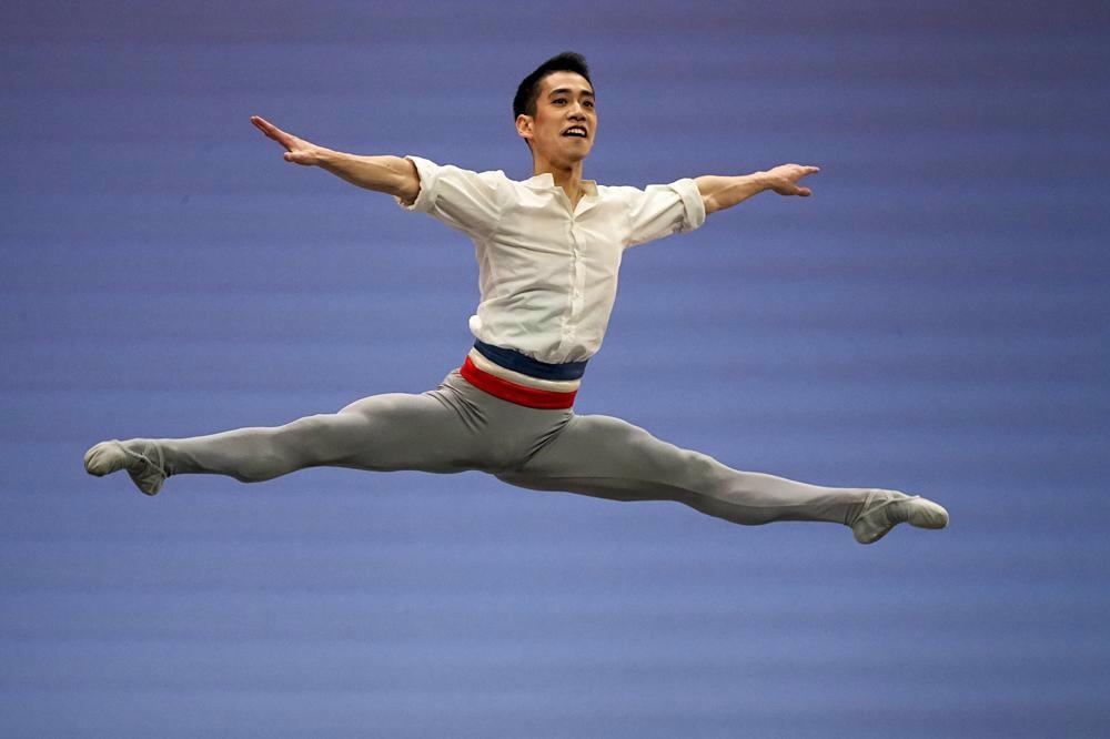 Nghệ sĩ Tomoha Terada của Nhật Bản biểu diễn trong Cuộc thi Ballet Quốc tế ở Moscow, Nga. Ảnh: AP.