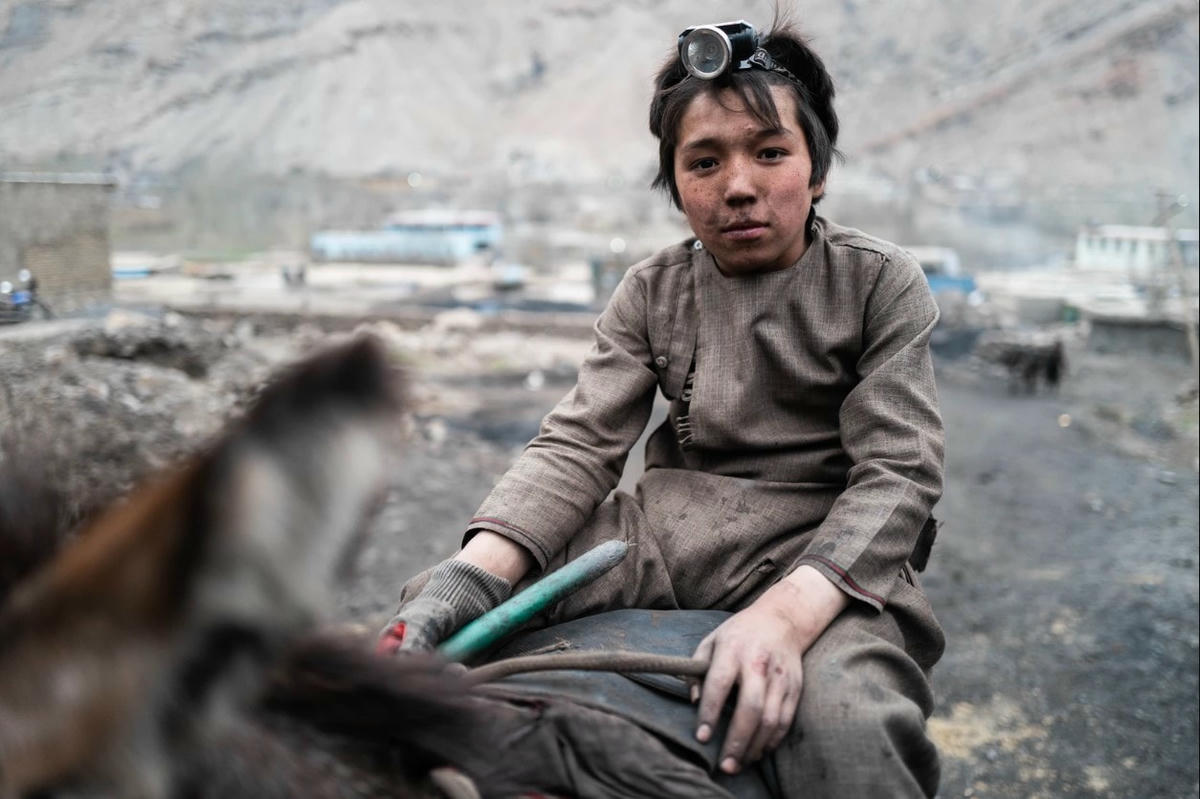 Ngày càng nhiều nam thanh niên đến Dan-e-Tor để làm việc. Ảnh: VICE.