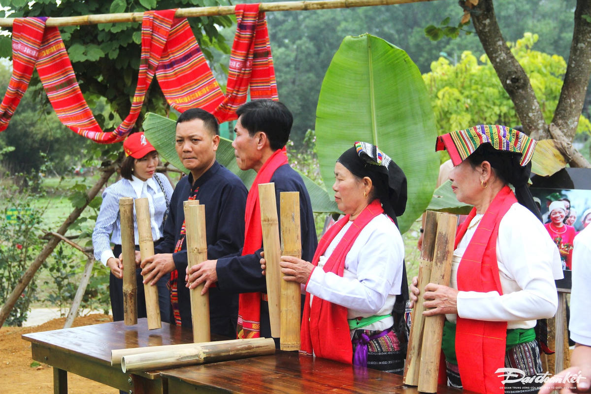 Khua luống trong phần hội tạo nét riêng độc đáo của lễ hội Kin Chiêng Boọc Mạy. Ảnh: Phạm Sỹ.