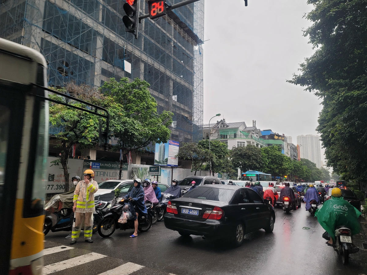 Tuyến phố Hoàng Minh Giám - Nguyễn Tuân ùn tắc, các phương tiện di chuyển hướng Nguyễn Chánh - Nguyễn Trãi di chuyển 