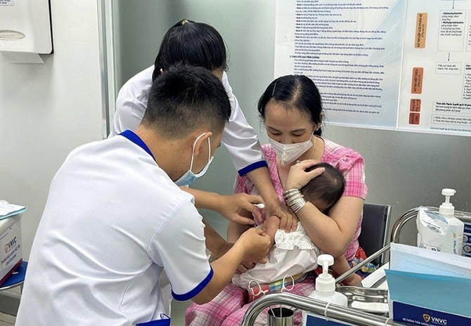 Tiêm vaccine phòng bệnh sởi cho trẻ. Ảnh: Sở Y tế Hà Nội.