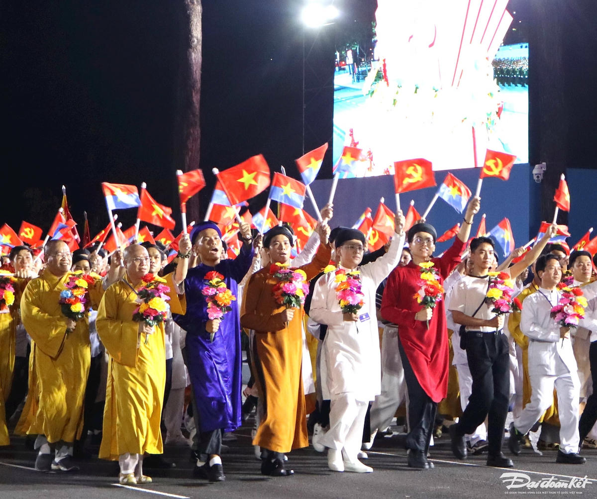 Đại diện chức sắc, chức việc tôn giáo, văn nghệ sĩ, trí thức, thanh niên tiêu biểu...tham gia khối diễu hành Mặt trận Tổ quốc Việt Nam tại Lễ sơ duyệt. Ảnh: Hồng Phúc.