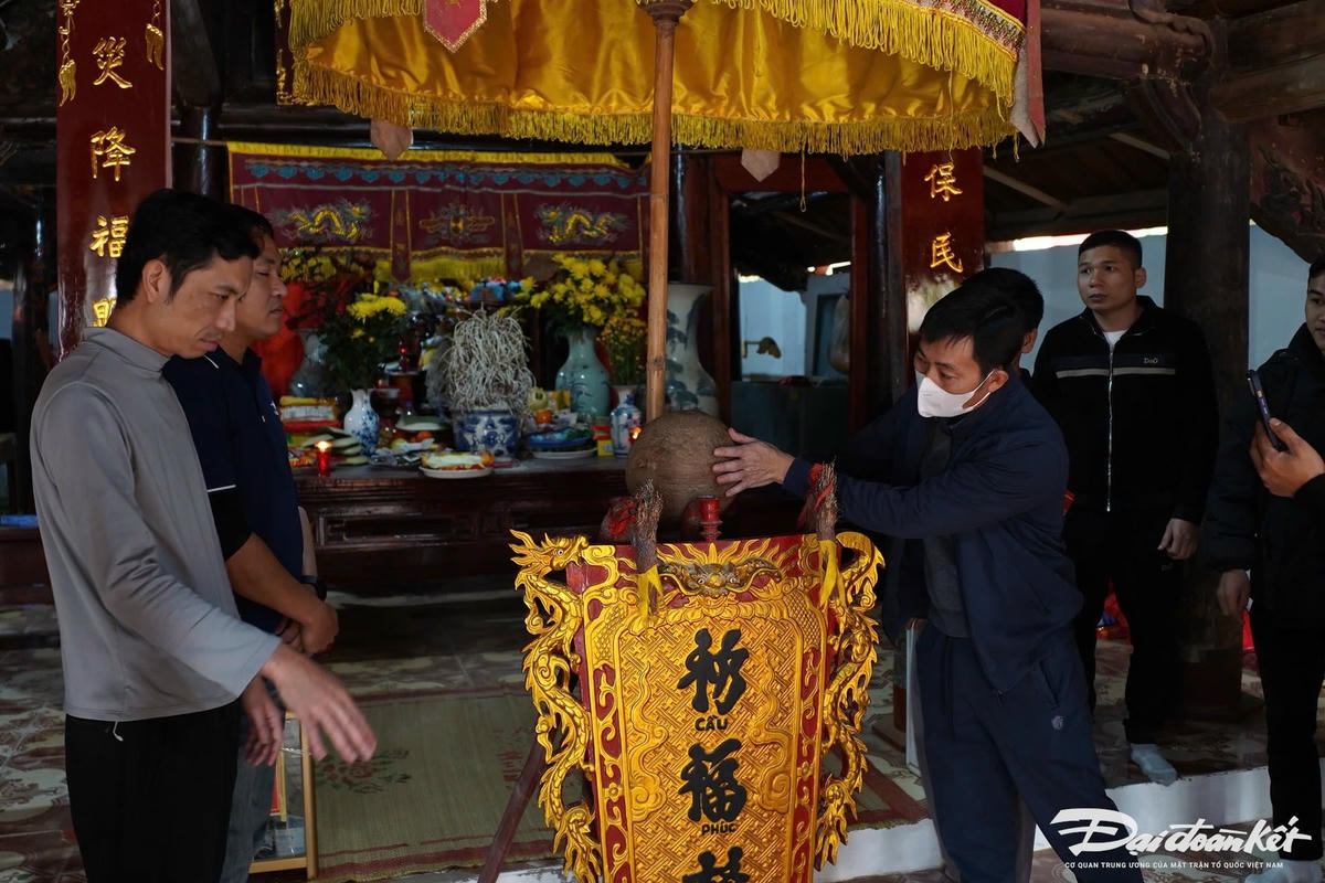 Sau lễ tế, người dân sẽ mang quả cầu (quả phết) ra sân bãi mở hội cướp phết. 