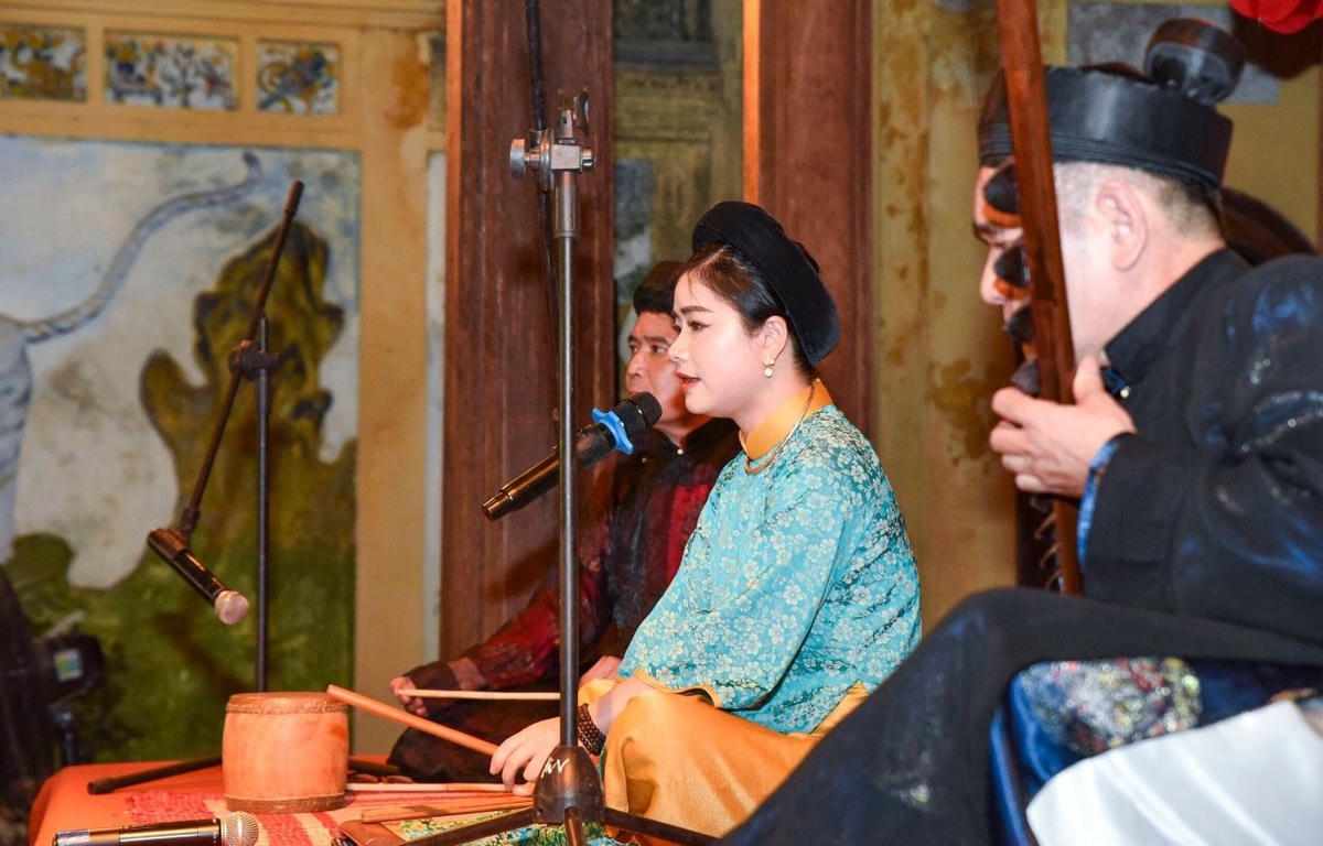 Ca nương Đinh Thị Vân biểu diễn nhạc phẩm ca trù “ Đào Hồng Đào Tuyết”