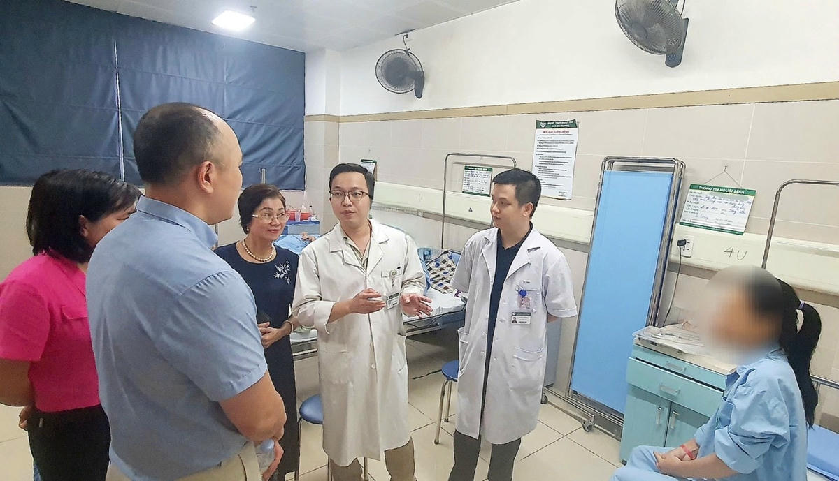 bs Khoa tham kham cho BN