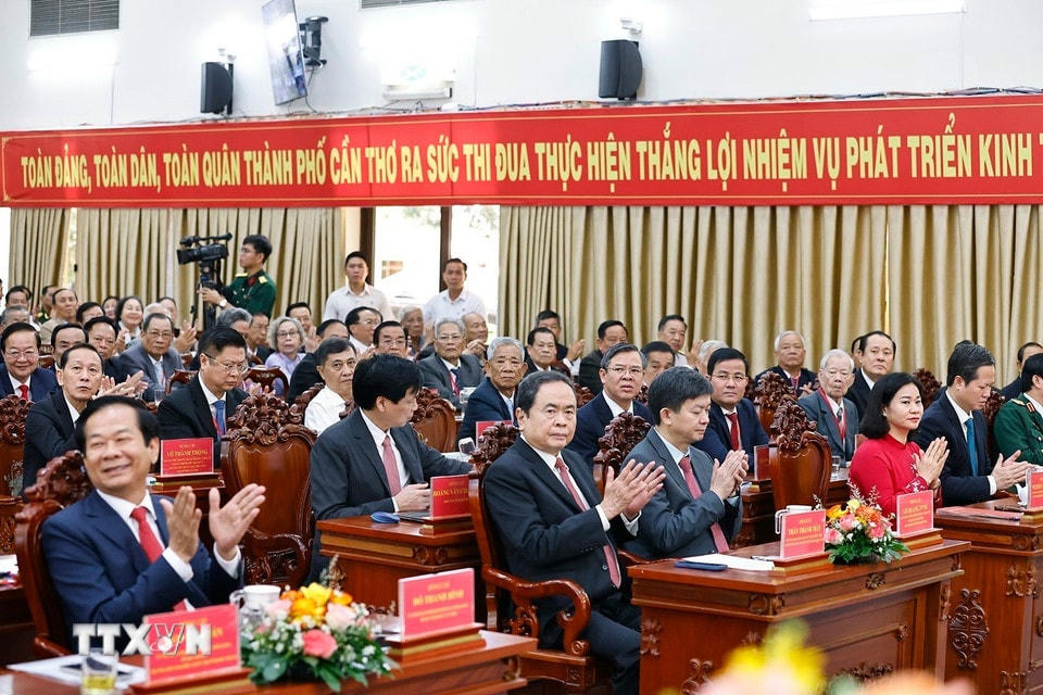 Chủ tịch Quốc hội Trần Thanh Mẫn và đại biểu thực hiện nghi thức chào cờ tại Lễ công bố Nghị quyết. (Ảnh: Doãn Tấn/TTXVN)