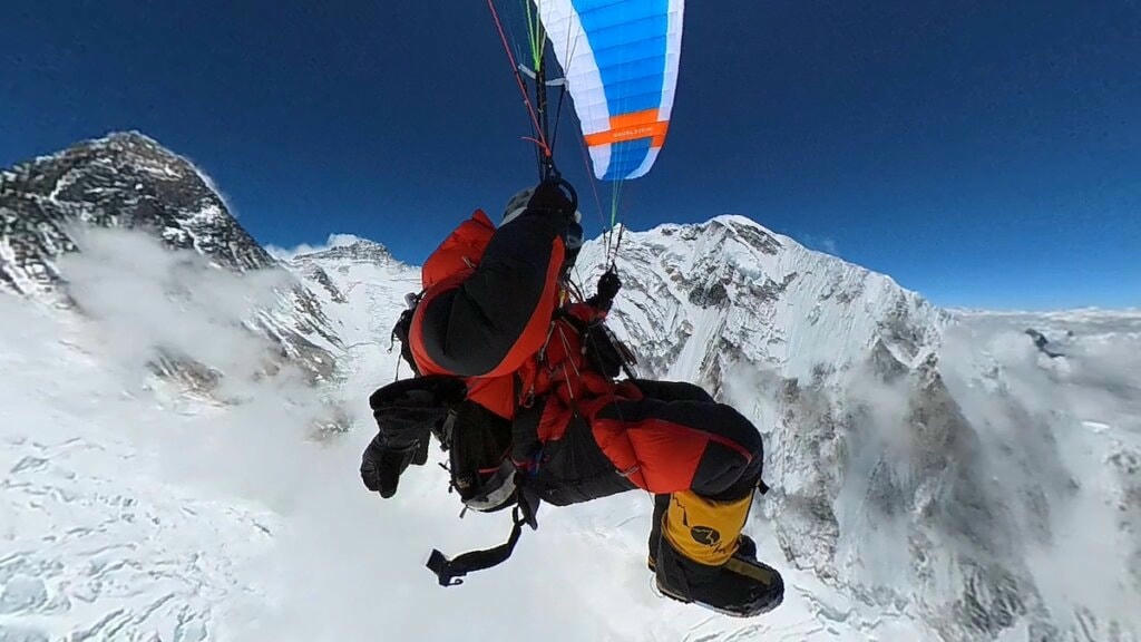 Carter khi đang lơ lửng trên bầu trời Nepal. Ảnh: CNN.