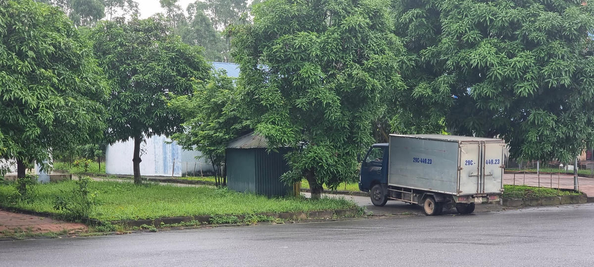 Nhiều lượt xe lưu thông qua lối mở thông ra phía sau khu trạm dừng nghỉ Km57 + 500. Ảnh: Hà An.