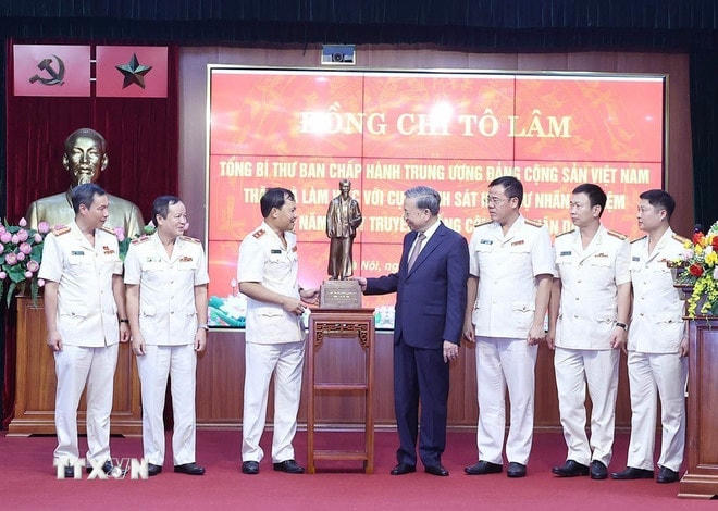 Tổng Bí thư Tô Lâm tặng bức tượng Chủ tịch Hồ Chí Minh cho Cục Cảnh sát Hình sự. (Ảnh: Thống Nhất/TTXVN) ttxvn-0808-tong-bi-thu-cuc-canh-sat-hinh-su-5.jpg
