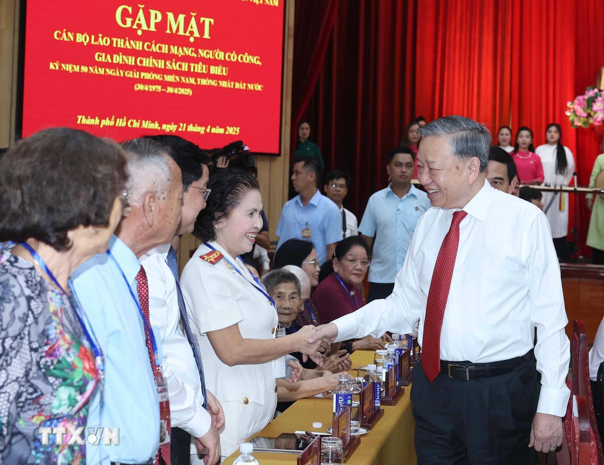 Tổng Bí thư Tô Lâm và các đại biểu. (Ảnh: Thống Nhất/TTXVN) ttxvn-tong-bi-thu-to-lam-lao-thanh-cach-mang-2.jpg