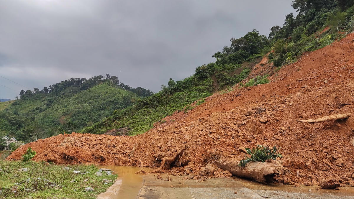 Sạt lở khiến giao thông từ xã Hướng Lập đi về phía tỉnh Quảng Bình bị tắc hoàn toàn. Ảnh: BĐBP.