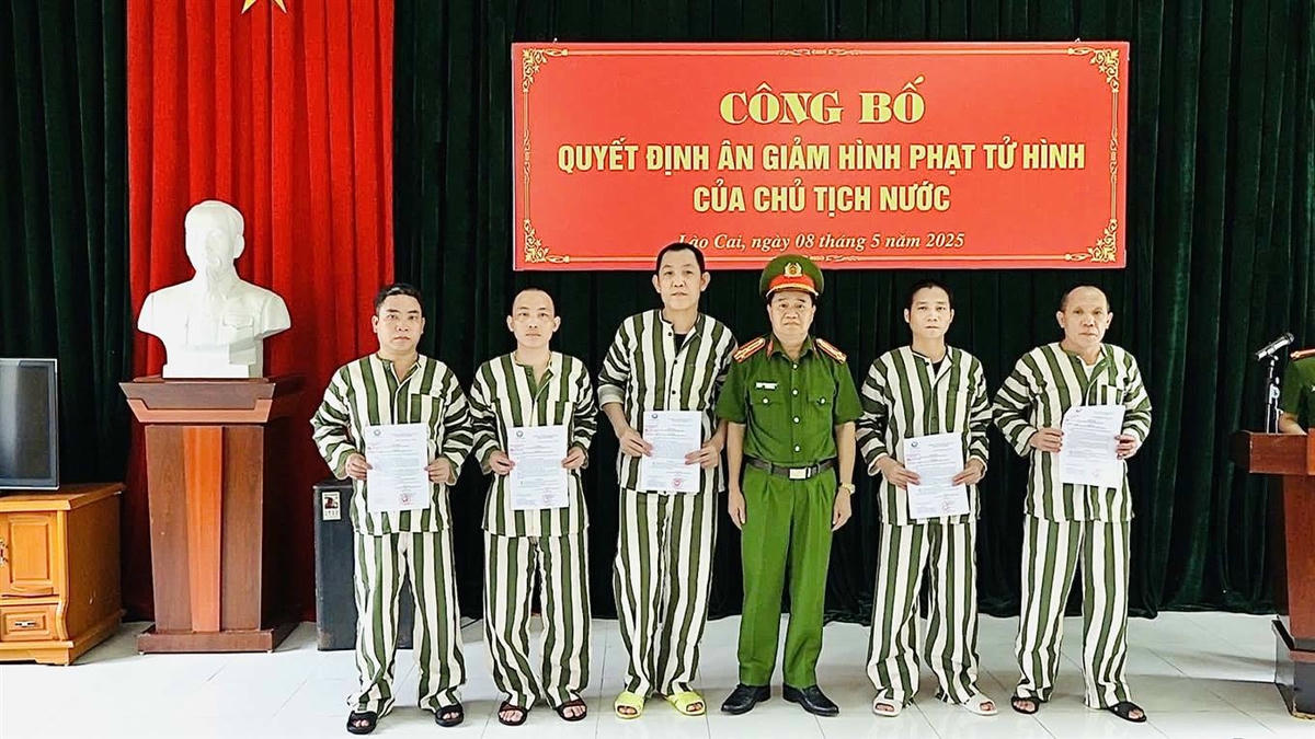 Ảnh 3.4 Trao quyết định cho các phạm nhân trong đợt này (1)