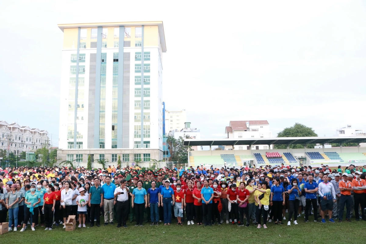 Sự kiện thu hút hàng nghìn người tham gia đi bộ đồng hành.