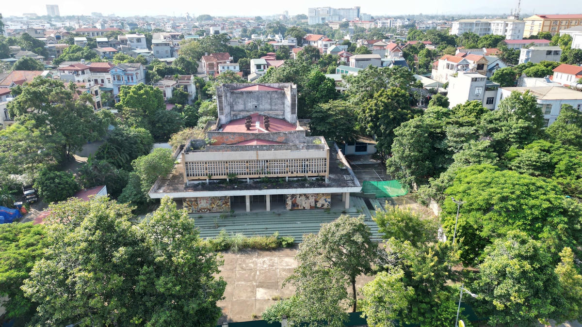 Ngoài ra ở Việt trì, Trung tâm thanh thiếu nhi Hùng Vương nằm ngay đường Trần Phú, giáp Công viên Văn Lang cũng bỏ hoang từ lâu.