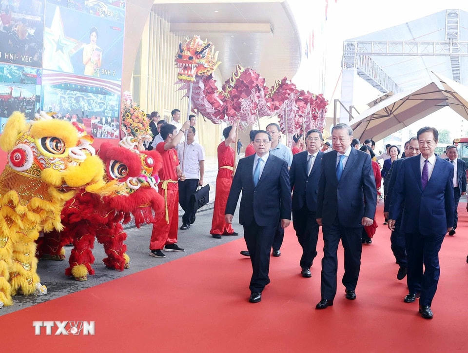 Tổng Bí thư Tô Lâm và Thủ tướng Phạm Minh Chính đến dự và chủ trì tại điểm cầu Trung tâm Triển lãm Việt Nam. (Ảnh: Thống Nhất/TTXVN)