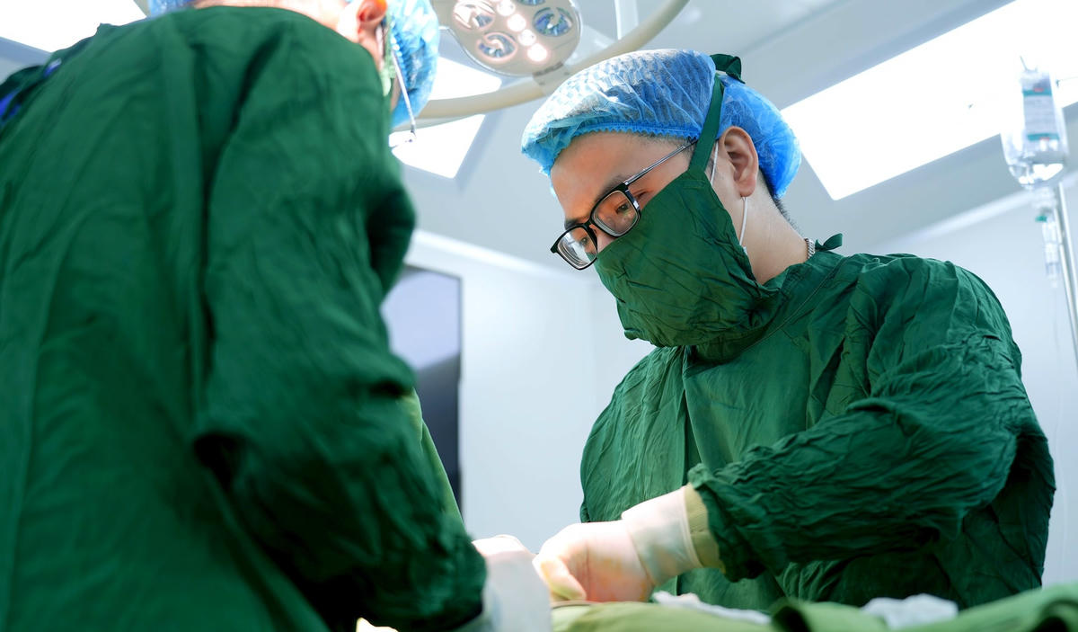 BS Cưá»ng phẫu thuáºt cho bá»nh nhân