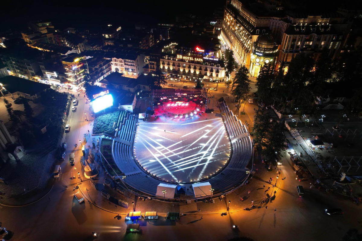 Sân Quần trung tâm thị xã sẽ là sân khấu hiện đại nơi diễn ra tiết mục “Vũ điệu dưới trăng”.