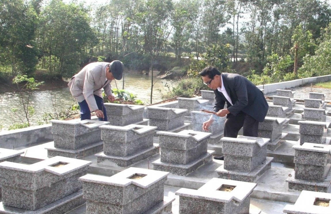 Hội Người Cao tuổi thắp hương và chăm sóc các ngôi mộ vô chủ. Ảnh: Thanh Hà.