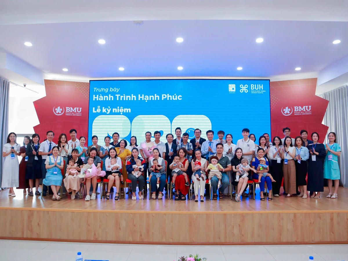 Các gia đình hiếm muộn chụp hình kỷ niệm với lãnh đạo Bệnh viện Đại học Y Dược Buôn Ma Thuột.