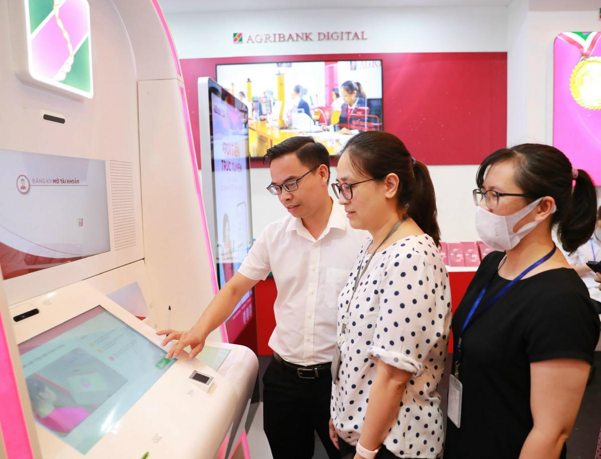 Khách hàng trải nghiệm dịch vụ Agribank Digital – 1 chạm đa tiện ích.