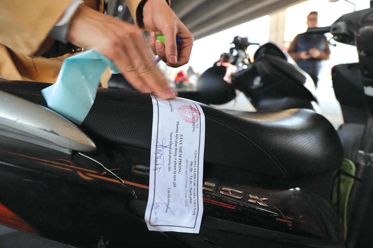 Người tham gia giao thông phân trần với nhiều lý do, nhưng lực lượng CSGT vẫn kiên quyết xử phạt.