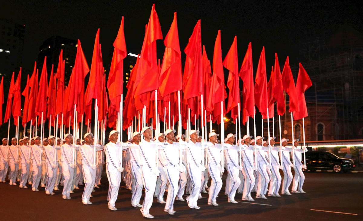 Khối hồng kỳ là một trong những khối đầu tiên tiến về lễ đài trong buổi hợp luyện tối 184.