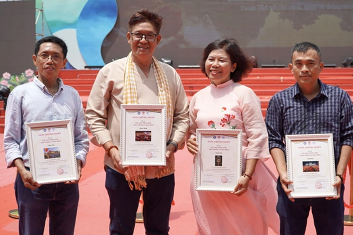 Các tác giả đoạt giải nhất, nhì, ba tại lễ trao giải. (Ảnh Q.Định).