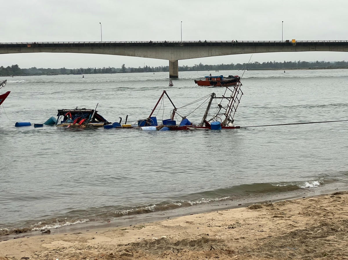 Tàu cá được trục vớt, lai dắt vào sát cầu Cảng cá Cửa Tùng. Ảnh: BĐBP.