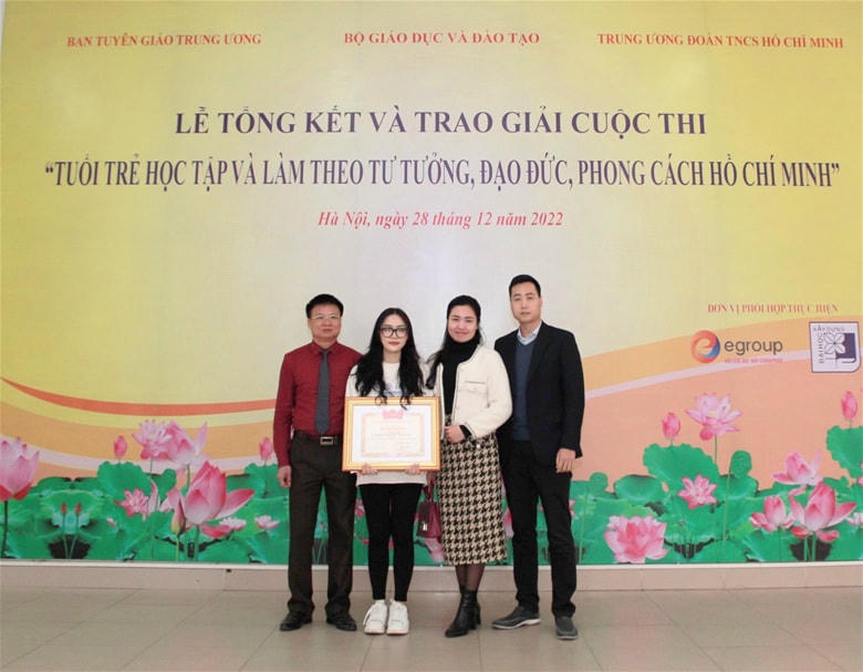 Đỗ Minh Hằng cùng các thầy cô Đại học Điện lực.