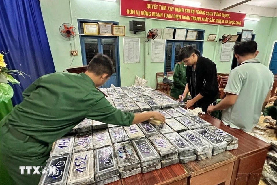 Đồn Biên phòng Bỉnh Hải (Quảng Ngãi) phát hiện và thu giữ 288 gói hàng nghi chứa chất ma túy tại bờ biển gành Nước Nhỉ. (Ảnh: TTXVN phát)