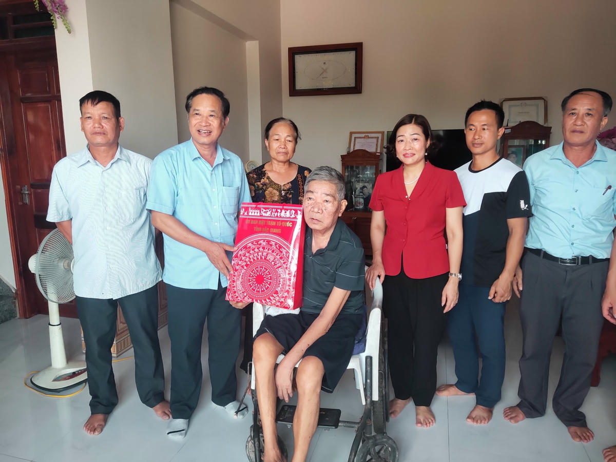 Ông Trịnh Hữu Bàn, Phó Chủ tịch Thường trực Ủy ban MTTQ tỉnh Bắc Giang thăm và tặng quà người có công tiêu biểu huyện Lục Nam.