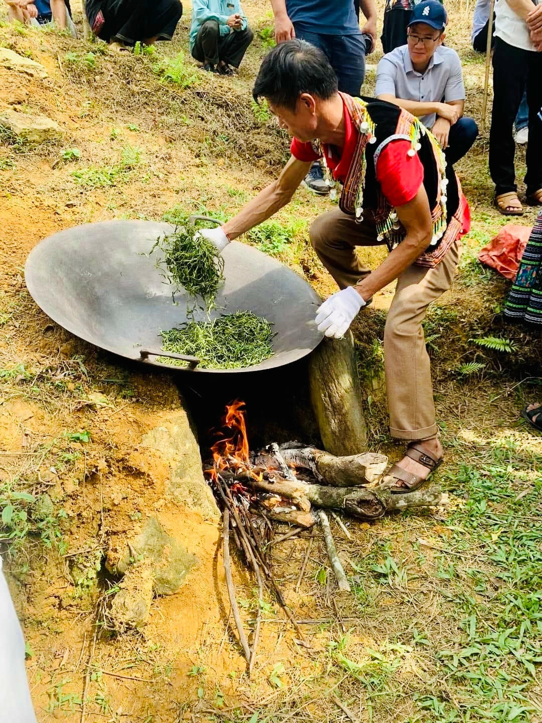 Tại lễ cúng cây chè tổ, người dân và du khách còn được chứng kiến quy trình sao chè thủ công của người dân tộc Mông.