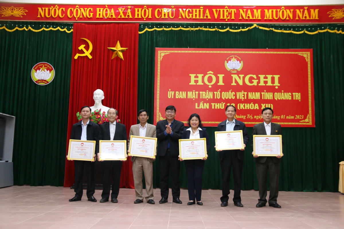 Dịp này, nhiều cá nhân, đơn vị được trao tặng Kỷ niệm chương, cờ thi đua xuất sắc năm 2022, tặng bằng khen.