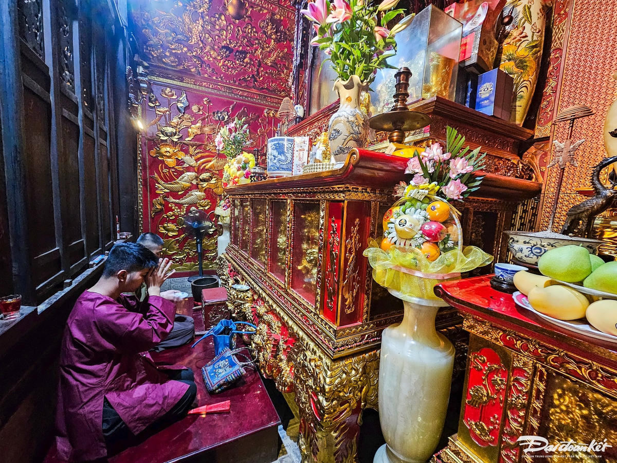 Ngoài giá trị lịch sử, đền còn lưu giữ nhiều cổ vật quý như ngai thờ, tượng Hưng Đạo Đại Vương, khám, nghê, bát hương... Ngày 23/12/2015, đền Trần Thương Di tích lịch sử và kiến trúc nghệ thuật đền Trần Thương là Di tích Quốc gia đặc biệt.Năm Ảnh: Đình Mimh