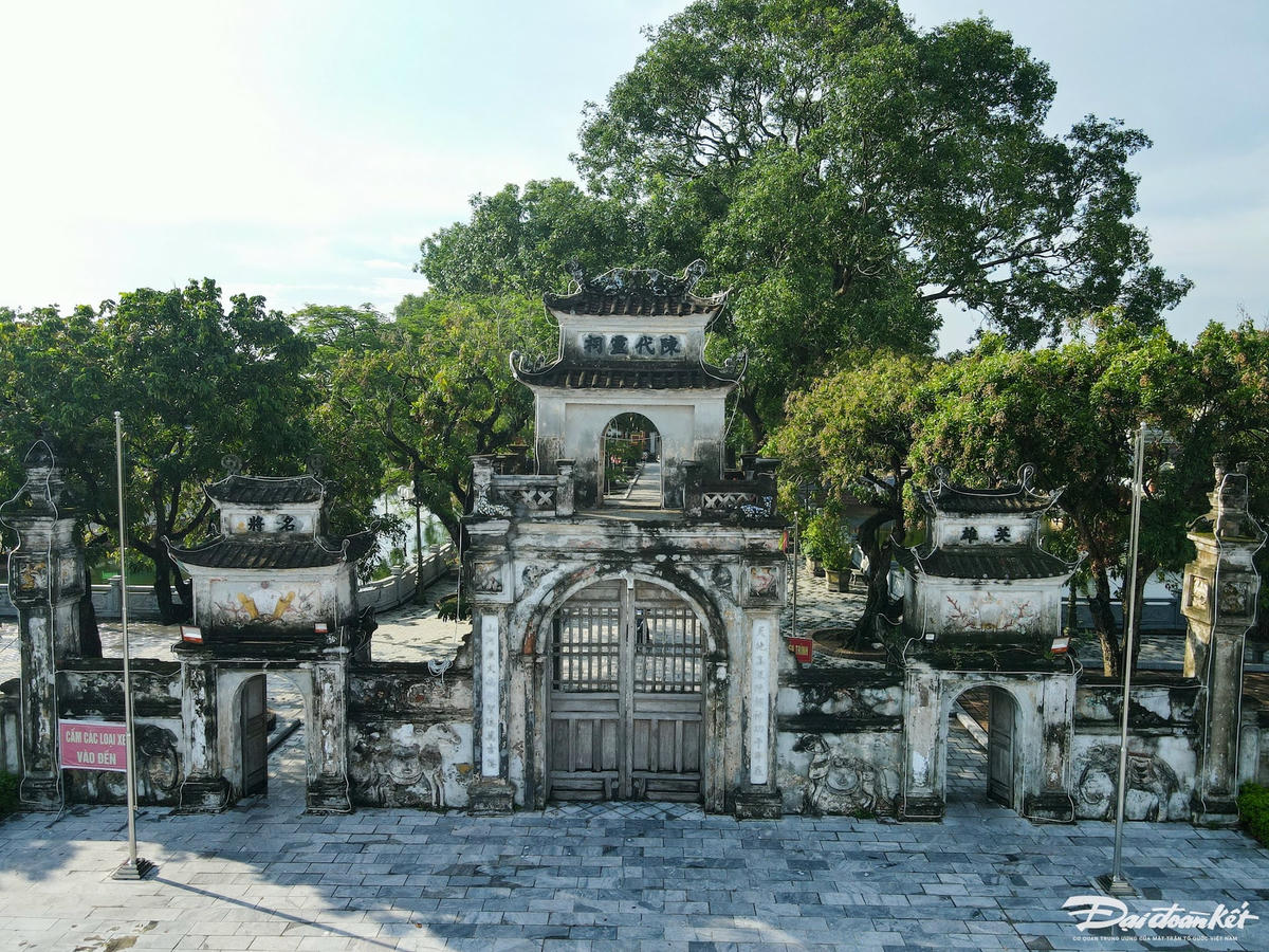 Toàn bộ khu đền gồm nghi môn ngoại - nội, 5 tòa, 15 gian chia làm 3 cung Đệ nhất, Đệ nhị, Đệ tam, 2 dãy giải vũ và 5 giếng cổ. Trong ảnh là cổng tam quan, lối đi chính vào đền. Ảnh: Đình Minh