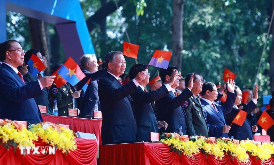 Tổng Bí thư Tô Lâm và các đại biểu theo dõi màn diễu binh, diễu hành từ trên lễ đài. (Ảnh: TTXVN)