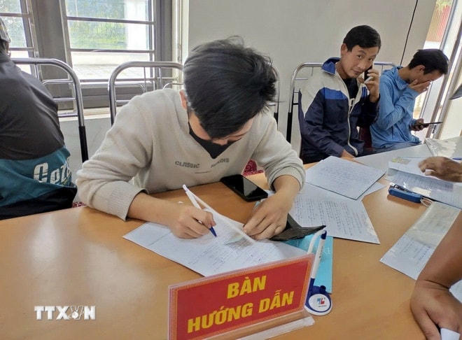 Bàn hướng dẫn người dân đến làm thủ tục hành chính tại Trung tâm Phục vụ hành chính công xã Tủa Sín Chải, tỉnh Lai Châu. (Ảnh: Việt Dũng/TTXVN) ttxvn-chinh-quyen-2-cap-2.jpg