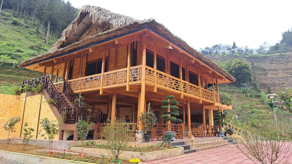 Ngôi nhà sàn kiên cố, nổi bật giữa núi rừng và những nhà quanh vùng. Ảnh Tuấn Trung