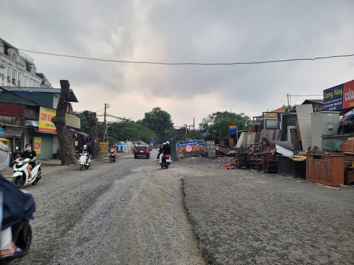 Theo UBND quận Nam Từ Liêm, toàn bộ việc chặt cây đấu giá do một đơn vị tư nhân đấu thầu thực hiện. Việc cắt cây và chặt hạ, đánh chuyển... đều có giấy phép chấp thuận của Sở Xây dựng Hà Nội.