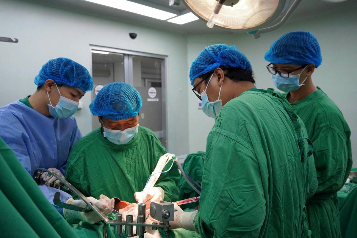 Ê kíp phẩu thuật sử dụng dao mổ siêu âm CUSA