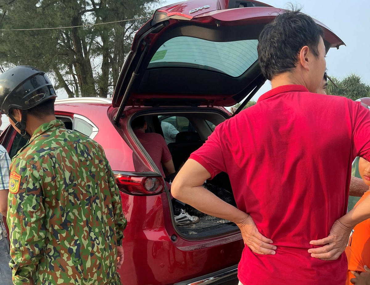 Em Trương V.N. được đưa đến Trung tâm Y tế huyện Hải Lăng để tiếp tục theo dõi sức khỏe.