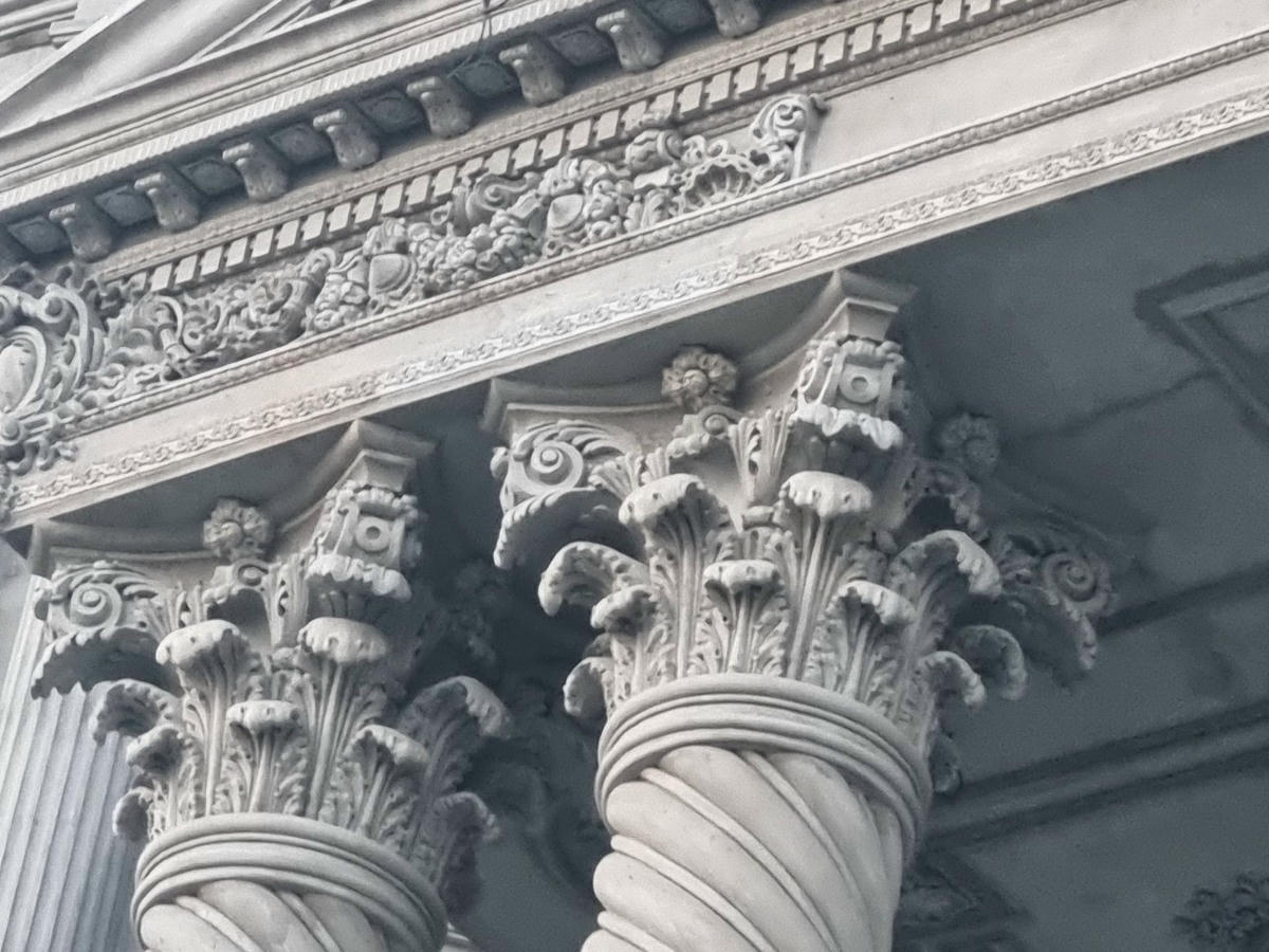 Ở tất cả các đầu cột được đắp vẽ hoa văn lá tây tỉ mỉ, mềm mại. Ảnh: Ngô Hùng