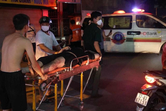 Lực lượng chức năng đưa nạn nhân đi cấp cứu trong đêm.