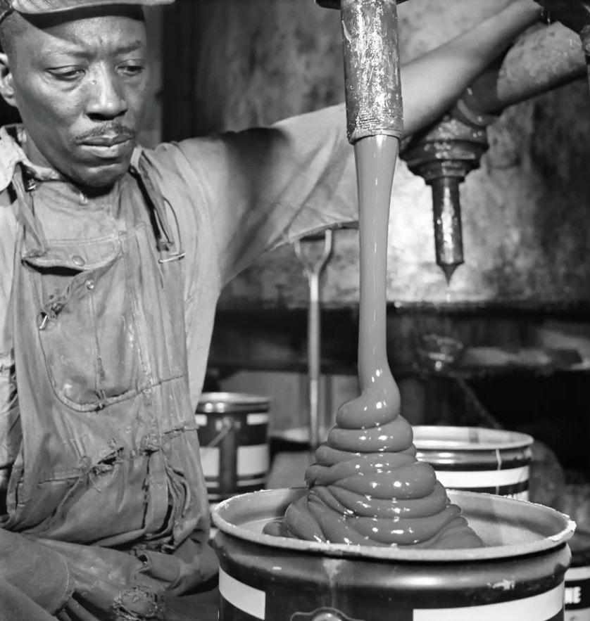 Một thợ đun nước đổ chất bôi trơn vào máy móc. Ảnh: The Guardian.