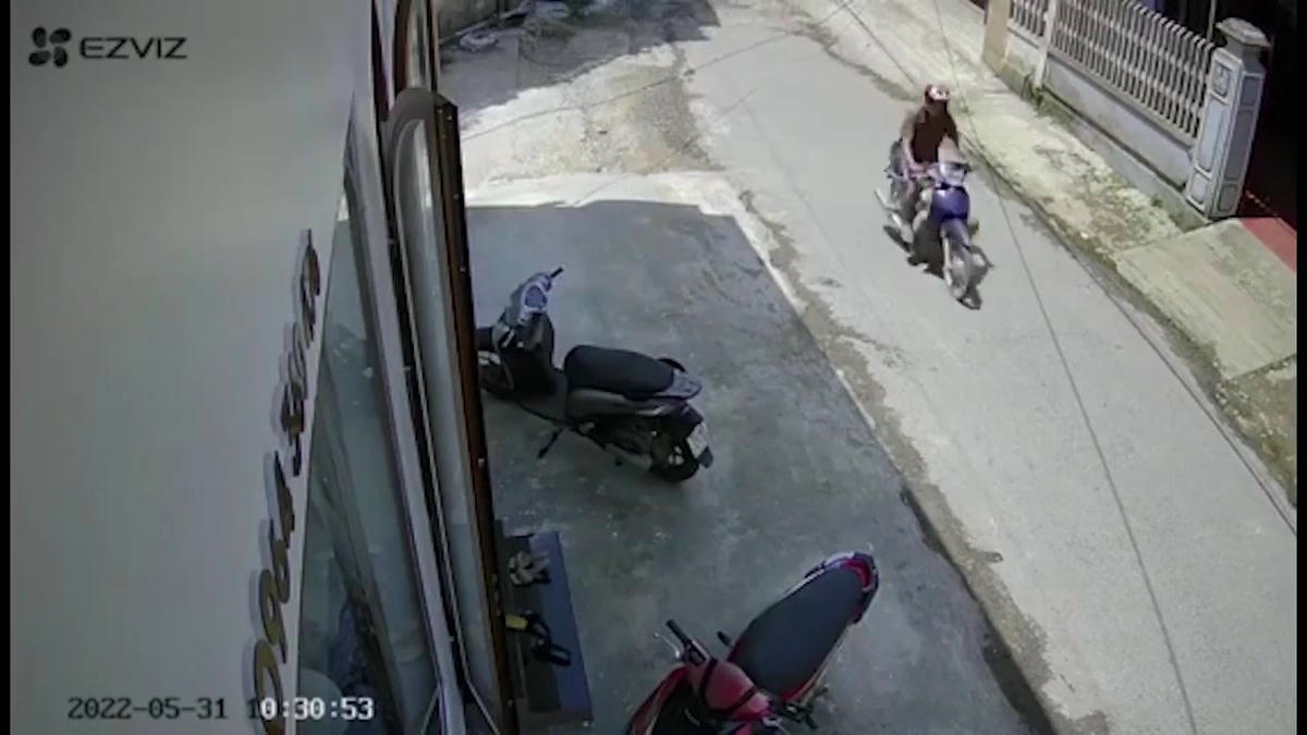 Sau đó trộm xe máy của người dân và chạy với tốc độ cao để tẩu thoát (Ảnh: Cắt từ clip).